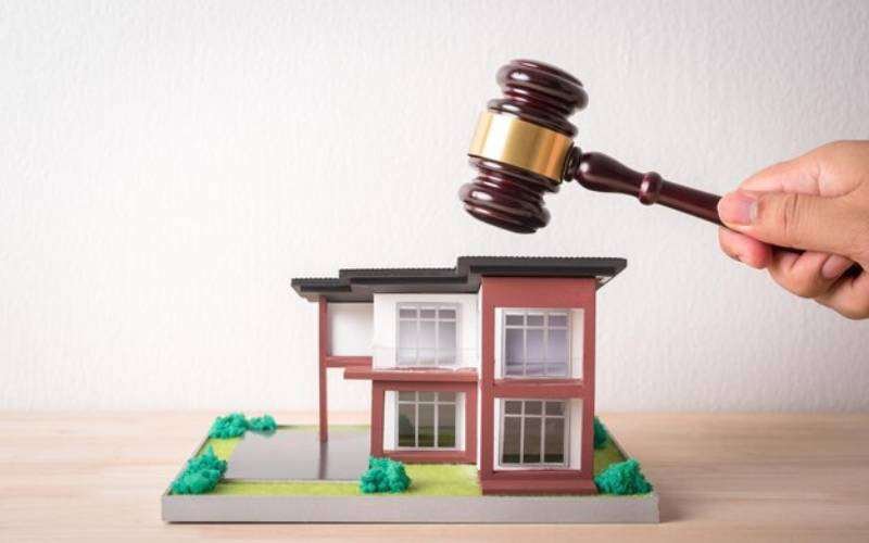 luxury real estate auction
