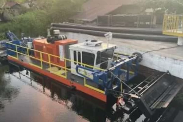 Aquatic weed harvesting equipment