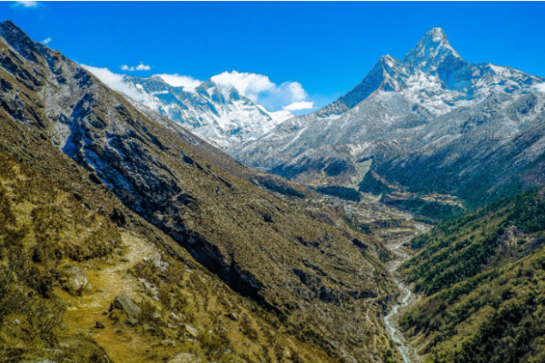 Everest Base Camp Trek With a Guide vs. Independent: Which is Better?