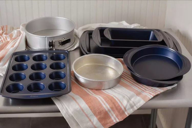 cake box and cake pan
