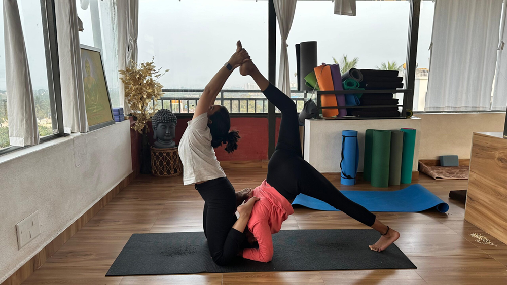 Yoga Instructor 200 Hours: Master Practice & Detachment to Calm Your Mind