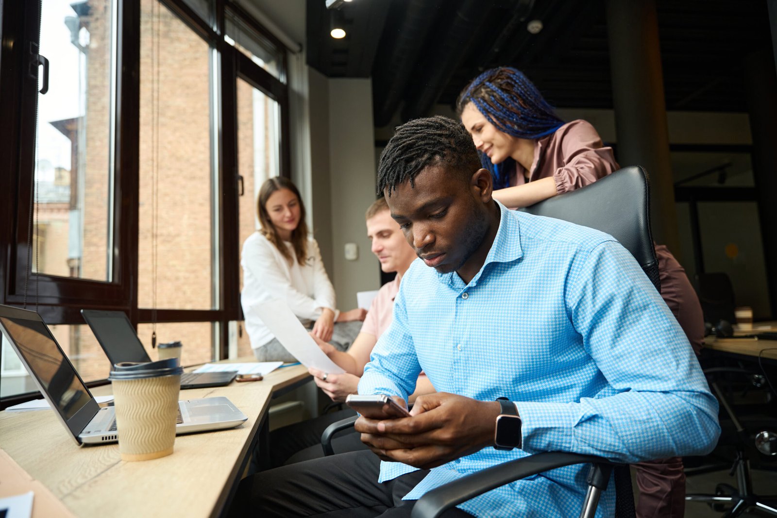 Comparison of enterprise messaging apps and consumer messaging apps