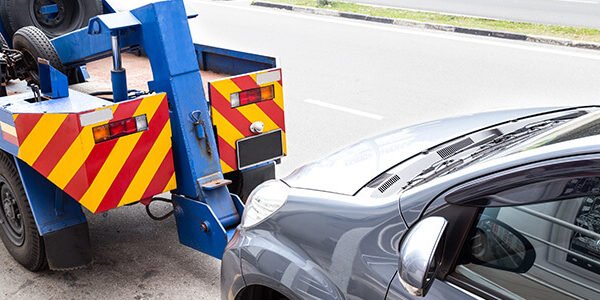 Roadside assistance helping a car during an emergency on UAE road