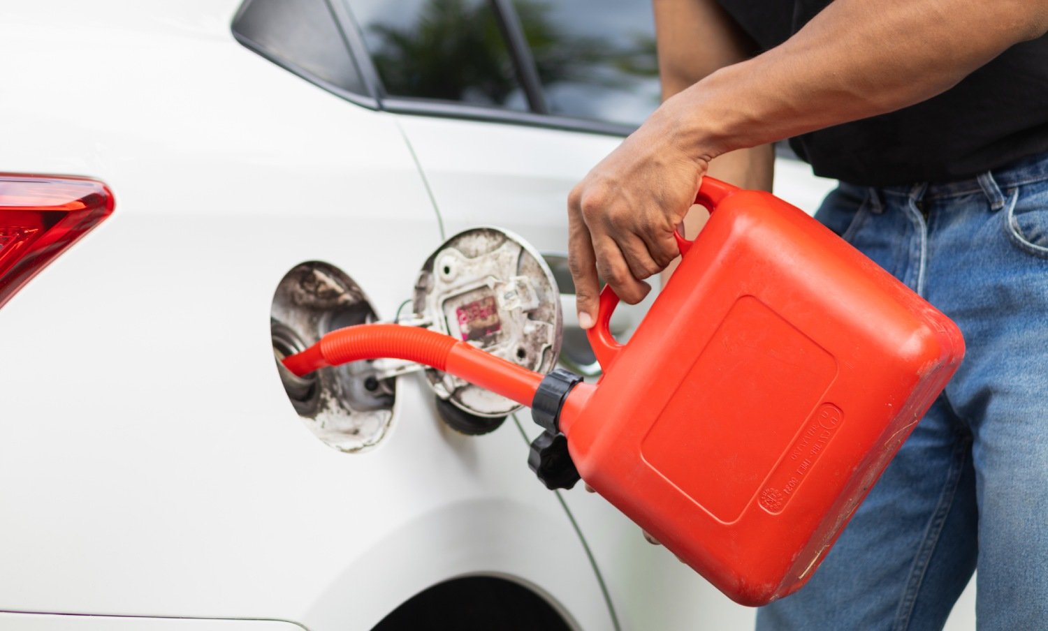 Instant fuel delivery service assisting a car in Dubai during an emergency