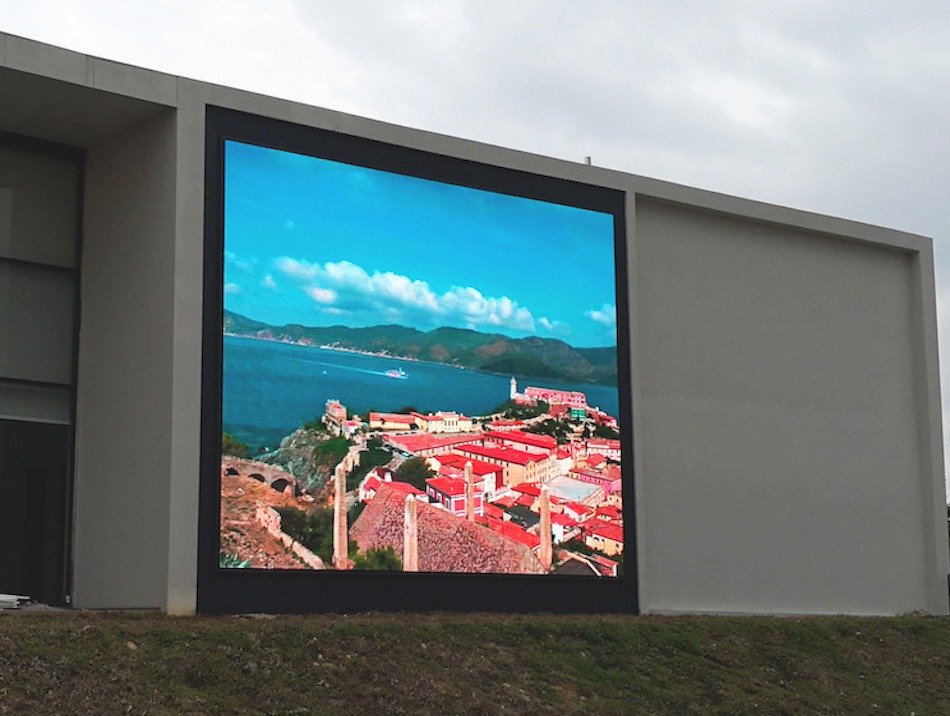 Outdoor LED Display show advertising 