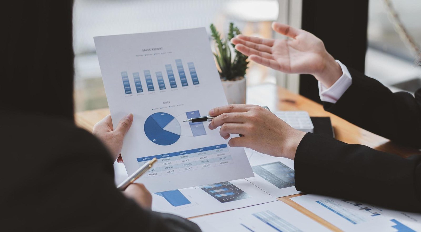 Accounting firms supporting businesses during financial crisis management