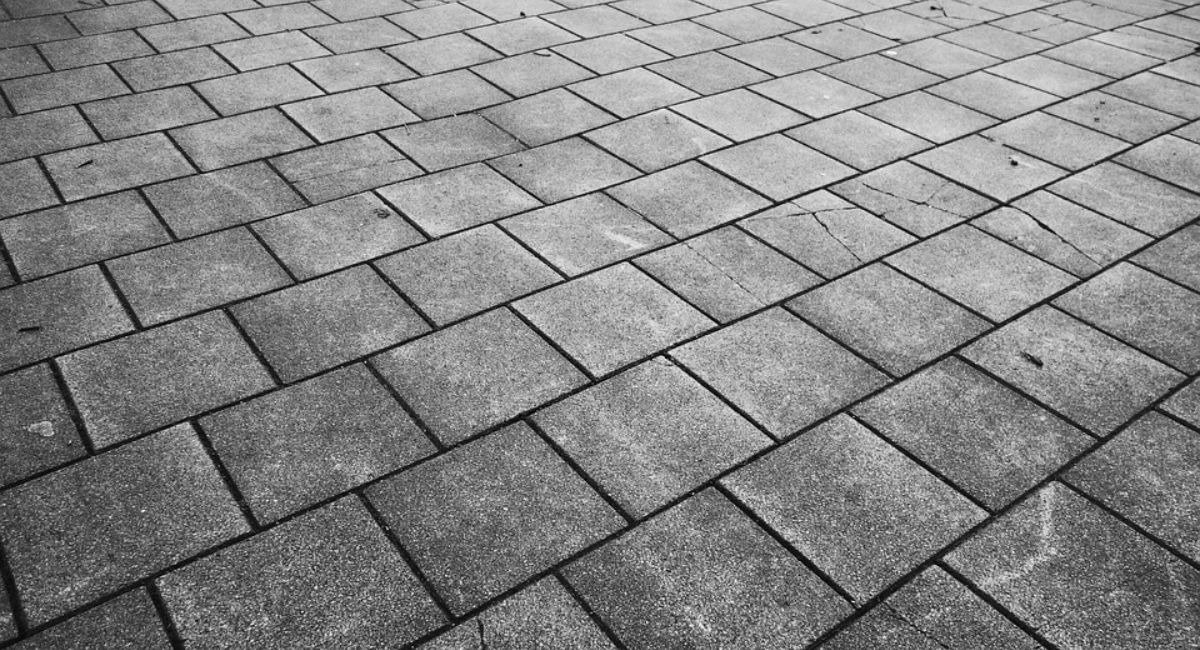 Choosing the Best Outdoor Floor Tiles for Gardens, Patios, and Terraces