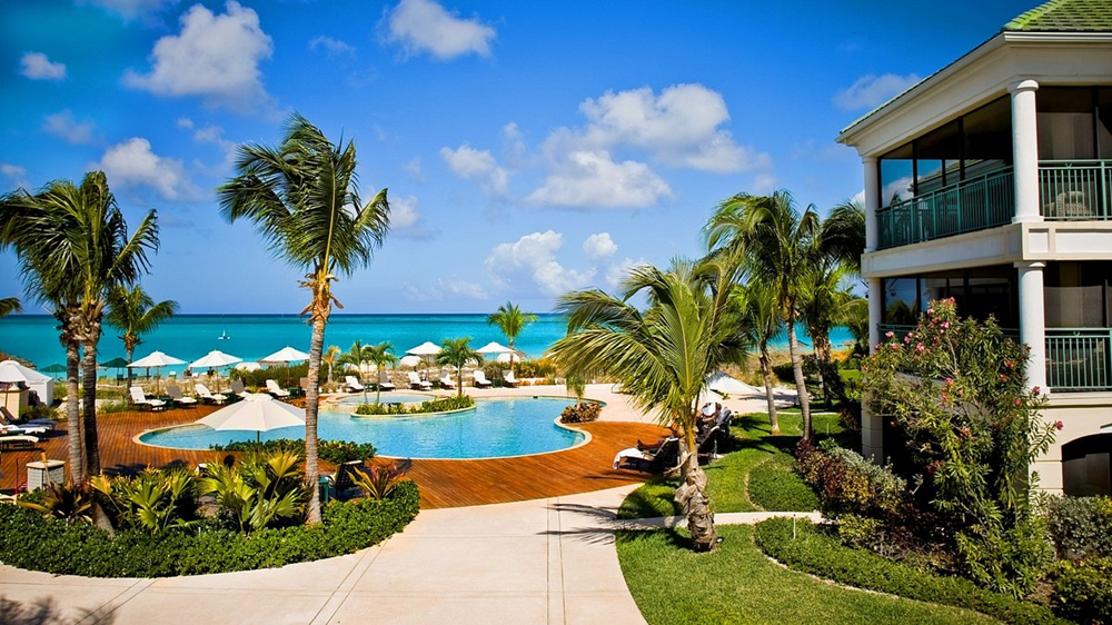 Luxury Resorts or Private Villas: Choosing the Right TCI Vacation?